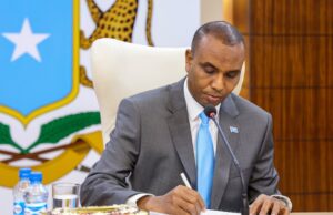 Ku dhawaad 8 Kun oo Haween oo Cabasho u gudbiyay Ra’iisul Wasaare Xamsa Cabdi Barre