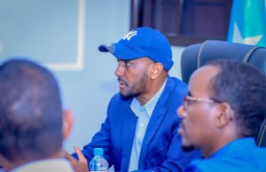 Sawiro;-Waziirka wazaarada howlaha guud dowlada koonfurgalbeed ayaa daahfurey kulanka gudiga dhulka.