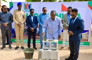 Guddoomiyaha gobolka Benaadir oo dhagax-dhigay Xarunta Degmada Xamarweyne oo dib-u-dhis lagu sameyn doonno