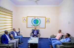 Maamulka degmada Baydhabo oo xafiiskiisa ku soo dhaweeyay maamulka degmada Waajid.