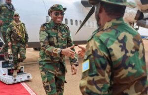 Ra’iisul wasaaraha XFS Xamse Cabdi Bare iyo wafdi uu hoggaaminaayo oo lagu soo dhaweeyay magaalada kismaayo.