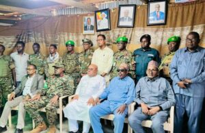 Wafdi uu hogaaminaayo wakiilka gaarka ah ee Golaha Midowga Afrika ahna madaxa ATMIS Danjire Mohamed El-Amine Oo gaaray Magaalada Baraawe.