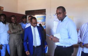 Sawiro;-Wafdii uu Hogaaminaayo Agaasimaha Guud ee Wasaaradda Caafimaadka ayaa kormeer shaqo iyo isla xisaabtan adeegyada caafimaafka Magaalada Baraawe