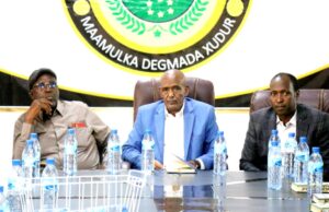 Sawiro;-Wasiirada arimaha gudaha iyo amniga kgs oo maanta dhaariye maamulka cusub oo loo magacaabey degmada xuddur sidoo kale xilka ku wareejiyey.