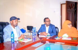 Sawiro;-Wasiirka Wasarda Howlaha Guud KGs Dr Dahir Abdi Dr go ayaa dahfuray Aqoon-is-weydaarsiga la-talinta iyo ansixinta qaab-dhismeedka magaalada oo 3 maalmood ka socon doono Baydhabo