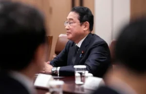 Ra’iisul Wasaarihi Japan oo is casilay isagoona kala diray galaha wasiirada.