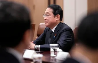 Ra’iisul Wasaarihi Japan oo is casilay isagoona kala diray galaha wasiirada.