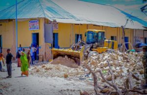 Maamaulka D/Berdaalle oo bilaaway bur-burinta dhismiyaasha soo galay waddooyinka.