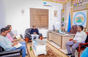 Wasiirka qorsheynta KG oo xafiiskiisa ku qaabilay Madax Mashruucs BRiCKS.