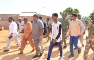 Gudoomiyaha Degmada Baraawe Cumar Cabdule Maxamed oo Kormeerey Buundooyinka Degmada Baraawe