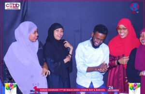 Daawo;-Saabiriin Maxamed Cali Oo Shahaadada Wariyaha Sanadka Ee Warbaahinta CBB La Guddoonsiiyay