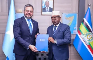 Wasiir FIQI oo warqadaha aqoonsiga ka guddoomay madaxa cusub ee…