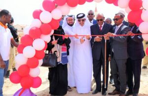 Sawiro;-Ku simaha Madaxweynaha Koonfur Galbeed iyo Safiirka Dowlada Qadar oo xariga ka jaray Xaafada Barwaaqo ee Magaalada Baydhabo