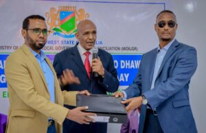 Sawirop;-Godoomiyaha gobolka Baay ayaa xilka lagu wareejiyey