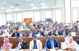 Xildhibaano ka tirsan Baarlamaanka oo si adag uga horyimid boobka lagu haayo dhulka danta guud.