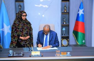 Sawiro;-Madaxweyne Laftagareen ayaa Saxiixay Shrciga Naafada Koonfur Galbeed oo ay Diyaarisay Wasaarada Haweka