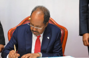 Madaxweyne Xasan Shiikh oo saxiixay Xeerka Shaqada Soomaaliya, oo wax ka badal iyo casriyeyn lagu sameeyay.