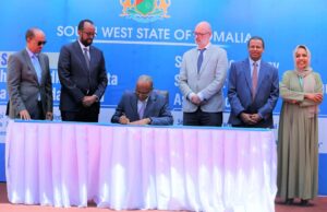 Sawiro;-Madaxweyne Laftagareen ayaa Saxiixay Hindise Sharciyeedka Ilaalinta Gargaarka Bani’aadanimada oo ay diyaarisay Wasaarada Gargaarka iyo Maareynta Masiibooyinka KGS.