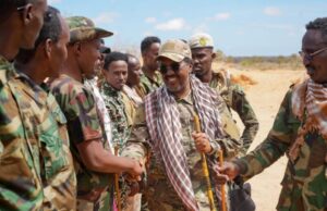 Sawiro;- Madaxweyne Xasan Sheekh Oo Dib Ugu Laabtay Furimaha Dagaalka Ka Dhanka Ah AS