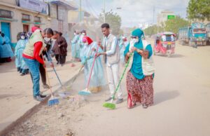 Sawiro;Gudoomiye Kuxigeenka Arimaha bulshada Degmada Baydhabo Aadan Carab oo Digniin udirey Dadka qashinka kushuba wadooyinka.