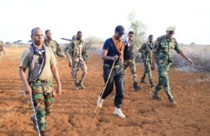 Sawiro;-Taliyaha Qeybta 60-aad CXDS iyo Wasiirka Amniga KGS oo kormeerey fariisamaha Ciidanka dowlada ay leeyihiin deegaano hoostaga Baydhabo.