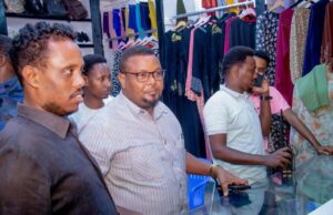 Sawiro;-Maamulka Degmada Baraawe ee Caasimda Dowladda Gobaleedka Koonfur Galbeed oo kormeer ku tagey Suuqyada ganacsi ee magaalada Baraawe.