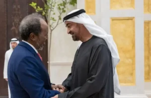 Amiirka Imaaradka oo telefoonka kala hadlay Xassan Sheekh si Caafimaadkiisa wax uga ogaado.