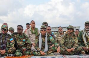 RW Xamsa oo Shacabka iyo ciidanka Salaadda Ciidda kula tukaday furinta hore ee dagaalka.