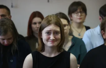 Ruush oo xukumay gabar yar oo mucaaraday dagaalka Ukraine