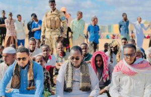 Sawiro;-Maamulka Degmada Xudur Iyo Bulshada oo Sameyey Salaad Roob-doon ah.