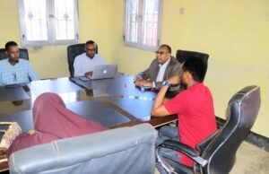 Sawiro;-Wasiirka wasaarada Shaqada iyo Arimaha Bulshada oo Shir gudoomiyey kulanka bilaha ah ee shaqaalaha wasaarada.