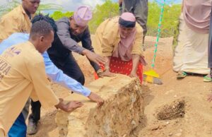 Sawiro;-Kormee uu sameeyey Guddomiye ku-xigeenka arimah bulshada Degmada wanlaweyni iyo agaasimha waxda nadaafada