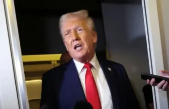 Donald Trump oo sheegay in uu aad ugu carooday Vladimir Putin, hanjabaadna u diray