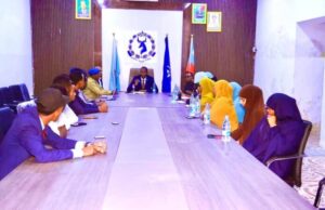 Sawiro;-Wasiirka Wasaaradda Amniga KGS ayaa kulan la qaatay Dhalinyarada Xaafadaha Magaalada Baydhabo.