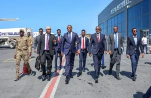 Ra’iisul wasaare Xamse iyo wafdi uu hoggaaminayo oo ku wajahan magaalada Laascaanood.