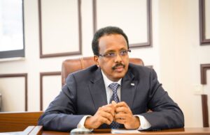 Madaxweyne Farmaajo oo garab istaag umujiyay ciidamada qaranka isagoo dalbaday.