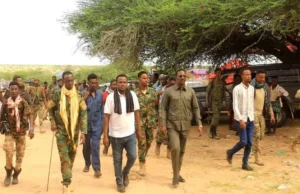 Gudoomiyaha Gobolka Sh/Dhexe oo tagay Deeganadii Saake lagu Dilay dadka Shacabka ahaa.