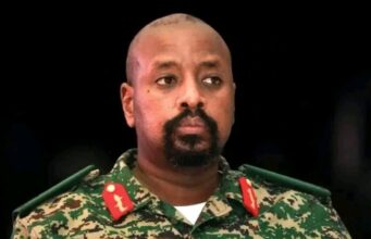 Taliyaha ciidamada Uganda oo xabsiga dhigay mid kamid ah Mucaaradka dalka Uganda .