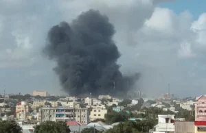 Qarax ismiidaamin ah oo ka dhacay xero ay ugu jireen ciidamo tababar isku diiwaangelinayay.