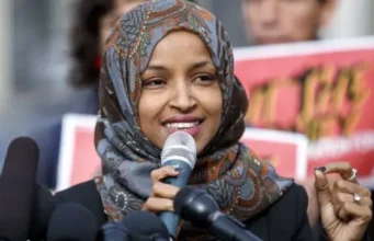 Muxuu ahaa Qoraalka ee Ilhaan Cumar Baraha Bulshada ka saartay oo Dood Badan Dhaliyay?