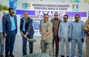 Duqa Magalada Muqdisho oo bilaabay inuu dhiso laamiga Soobe ee ku burburay roobkii ka da’ay Muqdisho