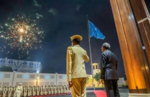 Madaxweyne Xasan Shiikh oo salaan ka qaatay Cutubyo ka tirsan Xoogga dalka, isaga oo saaray Calanka