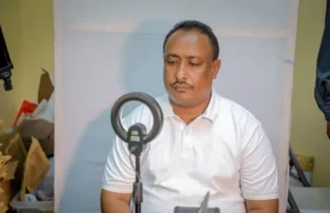 Gudoomiyaha Gobolka Banaadir oo Qaatay Kaarka Codbixiyaasha