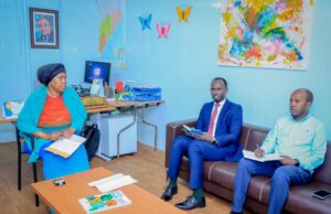 Wasiir kuxigeenka Wasaaradda Horumarinta Reer Miyiga iyo Adkeysiga KGS ayaa kulan laaaatay wakiilka qaramada midoobay (UN Human Rights officer)