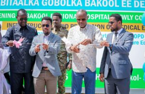 Sawiro:-Madaxweyne Cabdicasiis Xasan Maxamed Laftagareen oo si rasmi ah xarigga uga jaray qeyb cusub oo caafimaad casri ah oo laga hirgeliyey Isbitaalka guud ee Gobolka Bakool.
