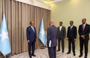 Madaxweyne Xasan Shiikh oo warqadaha Aqoonsiga ka guddoomay danjireyaasha 9 wadan