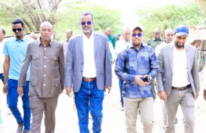 Wafdi uu hogaaminaayo wasiirka Wasaaradda Caafimaadka iyo daryeelka Bulshada KG oo ay qeyb ka ahaayeen agaasimaha guud ee Wasaaradda Arrimaha Gudaha iyo Gudoomiyaha Maamulka Degmada Berdaale ayaa maanta soo gaarey degmada Berdaale ee gobolka Baay.