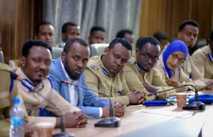 Shir lagu xoojinayay wada shaqeynta u dhaxaysa maamulka gobolka iyo Booliska.