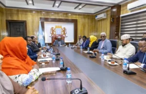 Sawiro;-Gudoomiye aadan Madoobe oo la Kulmay Gudiga joogta ah ee Barlamaanka Soomaaliya.