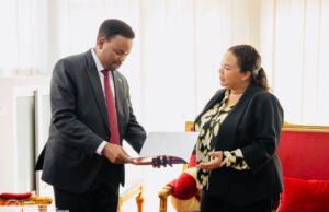 Safiirka Soomaaliya ee Tanzania oo waraaqaha aqoonsiga danjirnimo u gudbiyey Dowladda DRC Congo